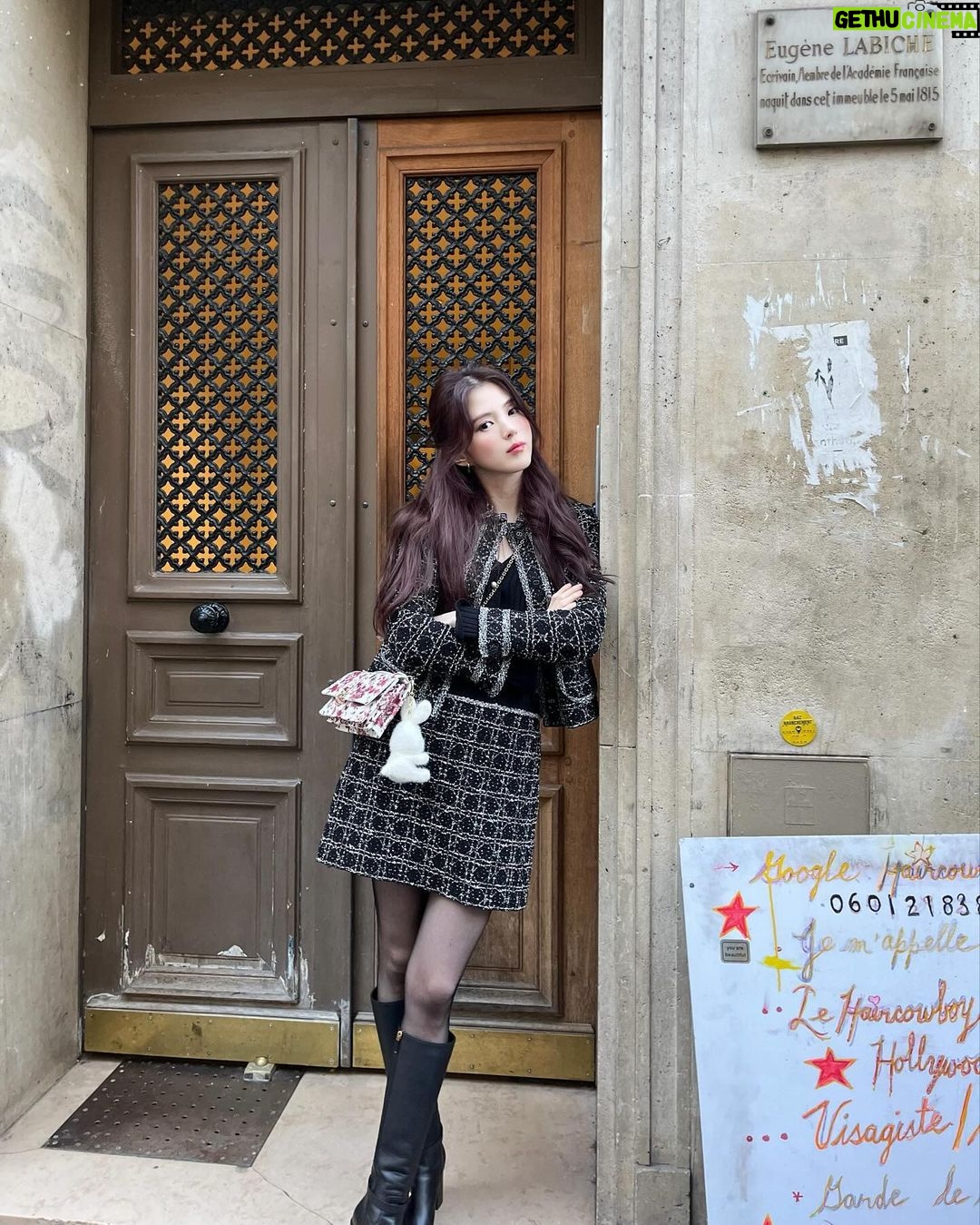 Han So-hee Instagram - @diorbeauty #디올뉴룩향수 #DiorParfums #DiorLaCollectionPrivee 다시 서울로~💋