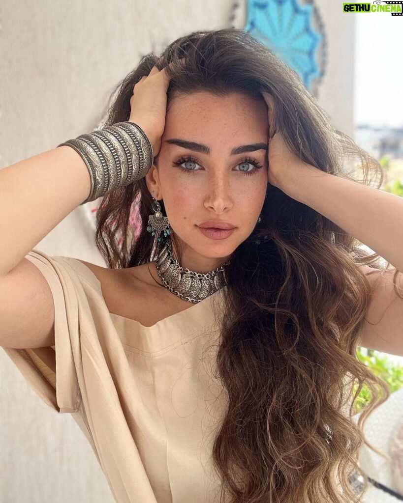Hana AlZahed Instagram - A gypsy soul 🌿