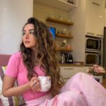 Hana AlZahed Instagram - Can’t get over this cozy couch inside the kitchen! @la_villa2 🍽🫕🍳