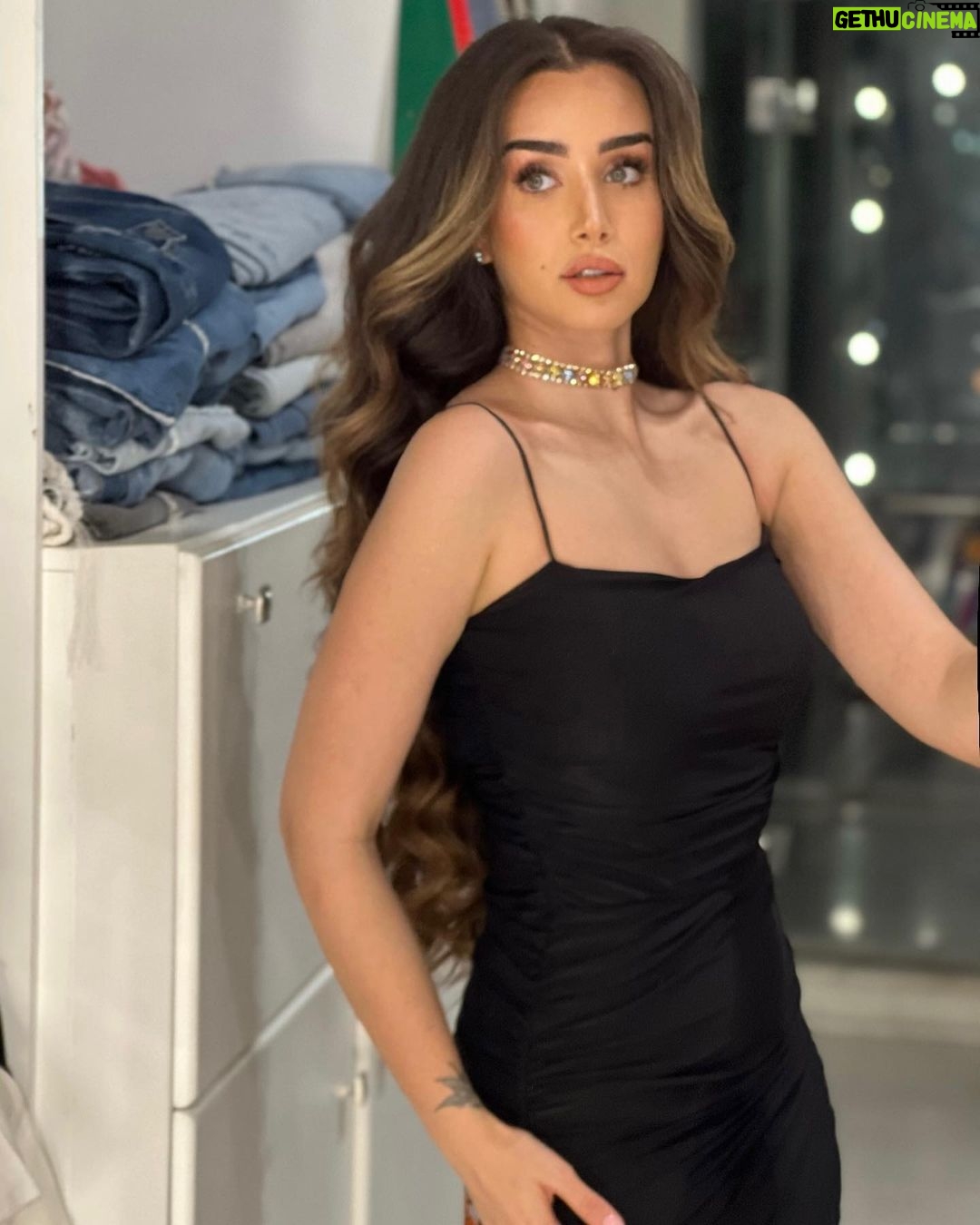 Hana AlZahed Instagram - 🖤 is my happy color !