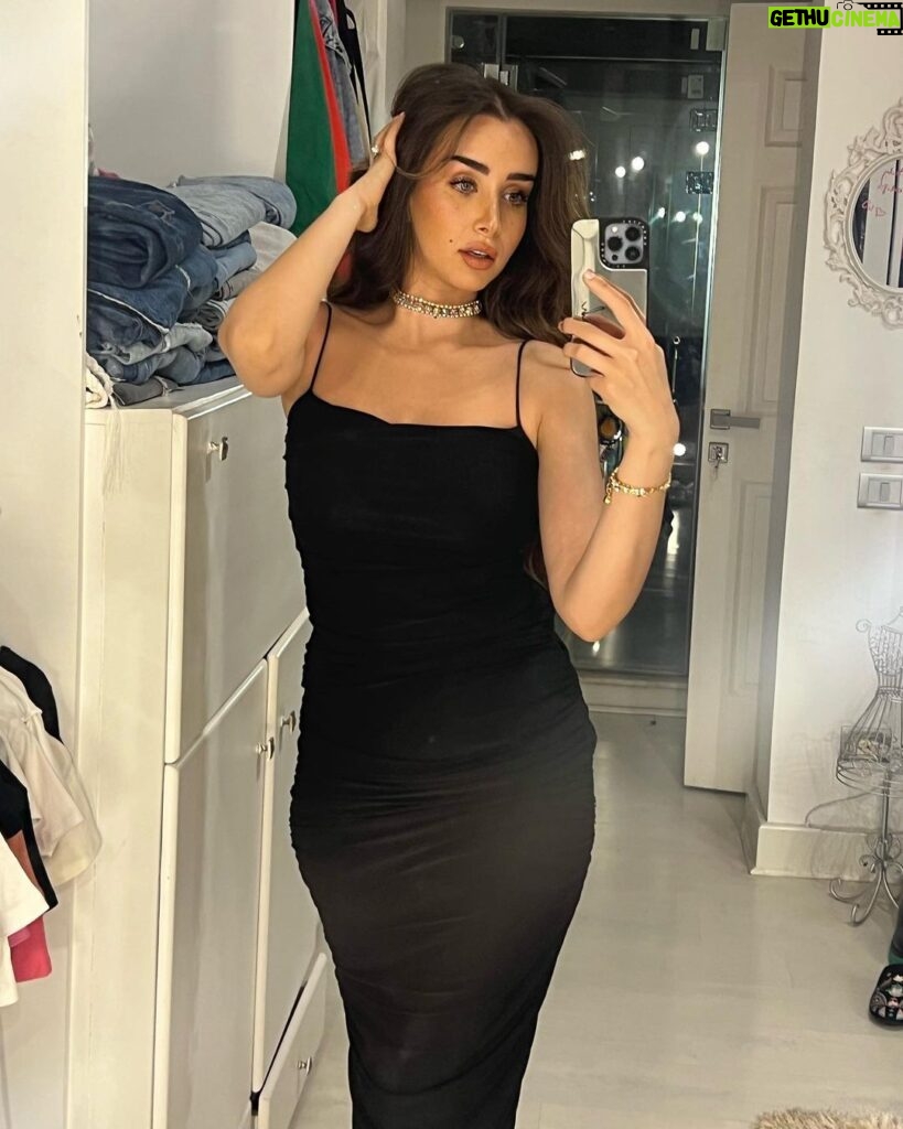 Hana AlZahed Instagram - 🖤 is my happy color !