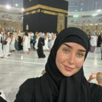 Hana AlZahed Instagram - بما إن السنة قربت تخلص، فأنا عندي امتنان جميل جدًا لربنا على كل شيء .وكل لحظة أكدلي فيها بلُطفه إنه بيحبني، و بعتلي قوة وصبر زيادة وإشارات إن لسه فيه حاجات جميلة مستنياني باقي الطريق 🕊️♥️ الحمد لله رب العالمين 🤲🏻 🤍 المسجد الحرام مكة المكرمة