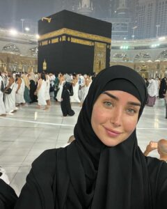 Hana AlZahed Instagram - بما إن السنة قربت تخلص، فأنا عندي امتنان جميل جدًا لربنا على كل شيء .وكل لحظة أكدلي فيها بلُطفه إنه بيحبني، و بعتلي قوة وصبر زيادة وإشارات إن لسه فيه حاجات جميلة مستنياني باقي الطريق 🕊️♥️ الحمد لله رب العالمين 🤲🏻 🤍 المسجد الحرام مكة المكرمة