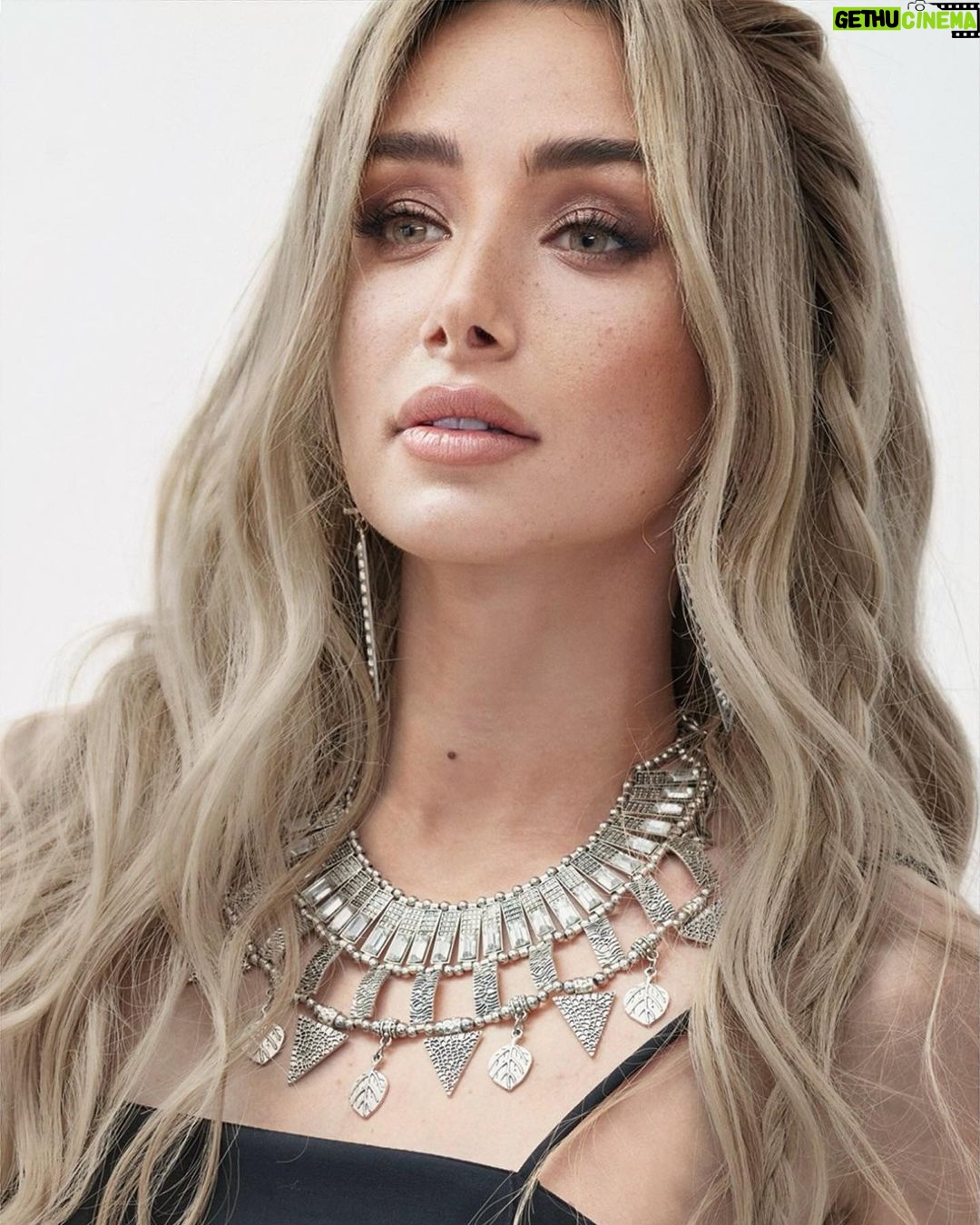 Hana AlZahed Instagram - Lens color | COCONUT by @haifacosmetics This color is yellowish brown FOR EGYPT ORDERS ⬇️ @haifacosmeticsegy Tag ur friends www.Haifacosmetics.com USE “HaifaXHana” code to get 15% OFF #haifacosmetics #haifacosmeticsxhannaalzahed
