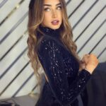 Hana AlZahed Instagram - The van life 🪞🤹🏼‍♀️