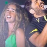 Hana AlZahed Instagram - مبروك على حفلة البوم عشأنجي يا تامر. و مبروك على الحفلة مع اني كنت مخضوضة جدا من عدد الناس🫣 اول مرة اقف قدام العدد ده كله. انت حولت تهديني من الخضة و الكسوف بس برضه باين على وشي 😅❤️ اغنية انت اختيار 🤍 من فيلم بحبك