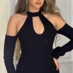 Hana AlZahed Instagram - جائزة التميز عن مسلسل سيب و انا سيب من مهرجان الفضائيات العربية. الحمد لله 🙏🖤 @arabsatfestival Stylist @islam.mitwally MUA @lauricematta Hair @johny_beauty_salon Dress @fa_by_fatimaalhashimi Jewelry @iramjewelry_