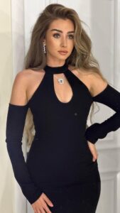 Hana AlZahed Instagram - جائزة التميز عن مسلسل سيب و انا سيب من مهرجان الفضائيات العربية. الحمد لله 🙏🖤 @arabsatfestival Stylist @islam.mitwally MUA @lauricematta Hair @johny_beauty_salon Dress @fa_by_fatimaalhashimi Jewelry @iramjewelry_