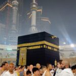 Hana AlZahed Instagram - بما إن السنة قربت تخلص، فأنا عندي امتنان جميل جدًا لربنا على كل شيء .وكل لحظة أكدلي فيها بلُطفه إنه بيحبني، و بعتلي قوة وصبر زيادة وإشارات إن لسه فيه حاجات جميلة مستنياني باقي الطريق 🕊️♥️ الحمد لله رب العالمين 🤲🏻 🤍 المسجد الحرام مكة المكرمة