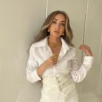 Hana AlZahed Instagram - حلقتي من برنامج الحكاية مع عمرو اديب. From El Hekaya TV show with Amr Adeeb Thanks to my beautiful team Stylist @islam.mitwally MUA @lauricematta Hair @johny_beauty_salon All in white by @__mamzi__ Jewelry @nadosjewellery