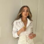 Hana AlZahed Instagram - حلقتي من برنامج الحكاية مع عمرو اديب. From El Hekaya TV show with Amr Adeeb Thanks to my beautiful team Stylist @islam.mitwally MUA @lauricematta Hair @johny_beauty_salon All in white by @__mamzi__ Jewelry @nadosjewellery