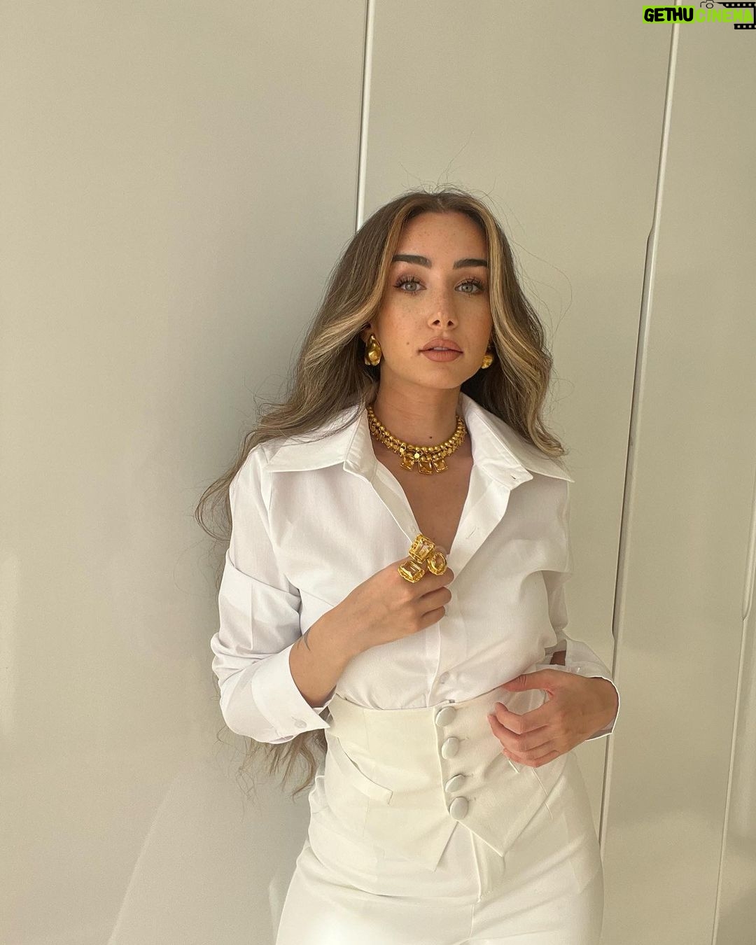 Hana AlZahed Instagram - حلقتي من برنامج الحكاية مع عمرو اديب. From El Hekaya TV show with Amr Adeeb Thanks to my beautiful team Stylist @islam.mitwally MUA @lauricematta Hair @johny_beauty_salon All in white by @__mamzi__ Jewelry @nadosjewellery