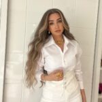 Hana AlZahed Instagram - حلقتي من برنامج الحكاية مع عمرو اديب. From El Hekaya TV show with Amr Adeeb Thanks to my beautiful team Stylist @islam.mitwally MUA @lauricematta Hair @johny_beauty_salon All in white by @__mamzi__ Jewelry @nadosjewellery