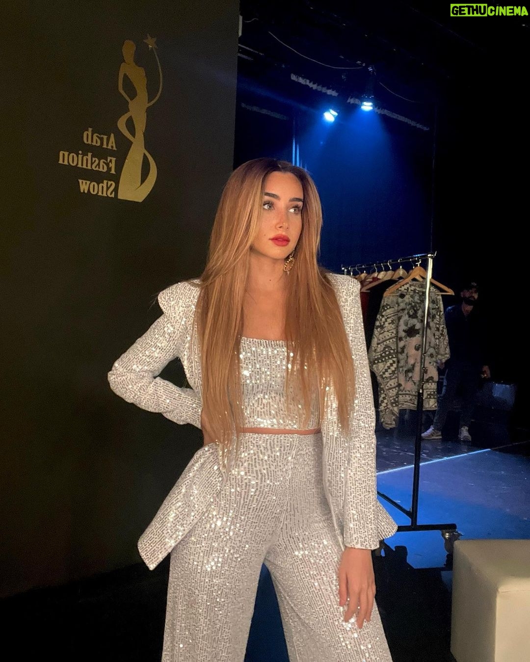 Hana AlZahed Instagram - You can’t dim my light! - Bella jondi 💕