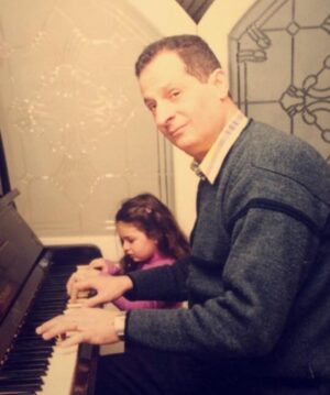 Hanady Mhana Instagram - كل سنة و انت اغلى حاجة في حياتي
ربنا يخليك ليا و يديك الصحة و تبقى دايما مبسوط و بتضحك. 
بحبك يا هاني 🤍 🎂