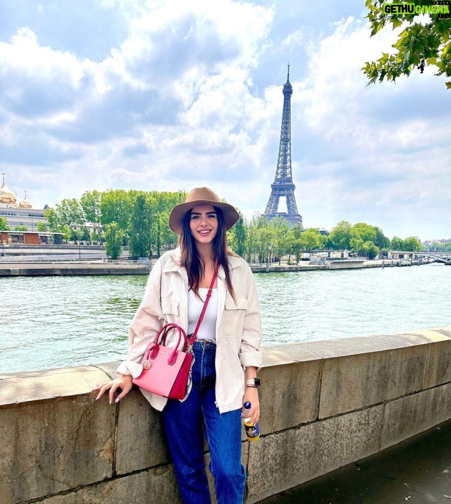Hanady Mehanna Instagram - Plus touristique que ça y’as pas🥐 (toujours avec ma bouteille d’orangina..🤦🏻‍♀️) Paris, France