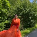 Hanady Mehanna Instagram - Tu sais le monde ne tournais pas rond… 💫 Dress by @hebametwallycouture 🧡 France