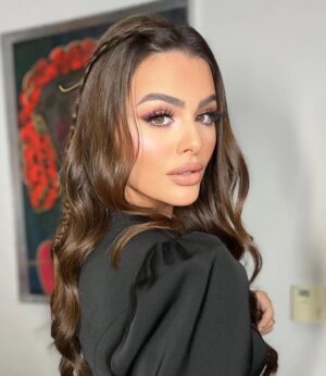Hanady Mhana Instagram - Más del evento de ayer #edex2021 

Makeup by the queen @dinaragheb 
Hair by my fav @haithamdahab00 “abkarino” 
Jumpsuit by the impressive @maisondzcouture 
Brooch by the savior @lesense_accessoires 

Styled by the one and only @reemsalamaofficial thank you for everything 🤍