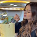 Hanady Mehanna Instagram – Celebrating Mariam’s success on set 🎬 🤍 
الحمدلله 
ألا_أنا #بدون_ضمان 

Thank youu @sweet_lu_dessertstudio 🤍
