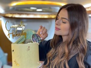 Hanady Mhana Instagram - Celebrating Mariam’s success on set 🎬 🤍 
الحمدلله 
ألا_أنا #بدون_ضمان 

Thank youu @sweet_lu_dessertstudio 🤍