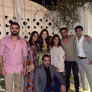 Hanady Mhana Instagram - Was honored to work with such a talented cast, thank you all for making me proud of being part of it! Thank you for the fun, good times and memories. Will miss you. So much love xx 

كان ليا الشرف اني اشتغل مع فريق عمل  موهوب و شاطر و خلونى فخوره اني جزء من العمل. شكرا علي الايام الحلوة، شكرا علي الضحك و التركيز. انا محظوظة بيكوا. هتوحشوني 🤍