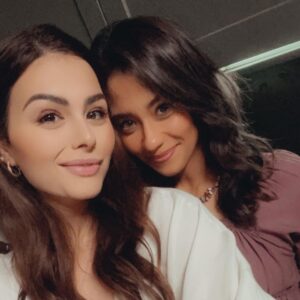 Hanady Mhana Instagram - Was honored to work with such a talented cast, thank you all for making me proud of being part of it! Thank you for the fun, good times and memories. Will miss you. So much love xx 

كان ليا الشرف اني اشتغل مع فريق عمل  موهوب و شاطر و خلونى فخوره اني جزء من العمل. شكرا علي الايام الحلوة، شكرا علي الضحك و التركيز. انا محظوظة بيكوا. هتوحشوني 🤍