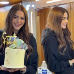 Hanady Mehanna Instagram – Celebrating Mariam’s success on set 🎬 🤍 
الحمدلله 
ألا_أنا #بدون_ضمان 

Thank youu @sweet_lu_dessertstudio 🤍