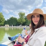Hanady Mehanna Instagram - Plus touristique que ça y’as pas🥐 (toujours avec ma bouteille d’orangina..🤦🏻‍♀️) Paris, France