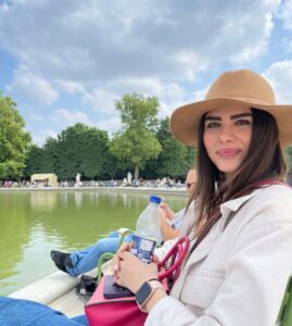 Hanady Mehanna Instagram - Plus touristique que ça y’as pas🥐 (toujours avec ma bouteille d’orangina..🤦🏻‍♀️) Paris, France
