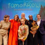 Hanna Verboom Instagram - Ik geniet zo erg na! Gisteravond hebben we ons filmfestival Tomorrow afgetrapt en het was fantastisch. Wij trakteren vanaf nu een week lang elke dag op films over het klimaat en onze toekomst: inspirerende verhalen van individuen en initiatieven die hoopvol stemmen. Zoals de regeneratieve boeren in The Biggest Little Farm, het land wat tot leven kwam in Salt of the Earth en de lokale communities en stadsboerderijen in de hit-documentaire Tomorrow. Maar ook Captain Fantastic, Woman at war en Bigger than us. Tijdens de feestelijke opening gisteren kwamen zo’n 500 gasten waaronder film en impact makers uit heel Nederland samen en spraken o.a. de 12 jarige Zoey, boerin Anne van Leeuwen, filosoof Karim Benammar en acteur Jacob Derwig over hoe zij de toekomst van morgen zien. En nu zijn we live! #linkinbio Deel de films met iedereen die je lief hebt en laten we samen zorgen dat we weer gaan geloven in morgen. Want er is zoveel moois om in te geloven en je schouders onder te zetten!