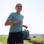 Hanna Verboom Instagram - Vandaag is het World Mental health day. Zoals jullie weten draag ik dit thema dicht bij mijn hart en hoe meer ik er mee bezig ben hoe meer mensen ik ontmoet die me diep raken maar ook enorm hoopvol stemmen. Met een bijzonder team heb ik de afgelopen maand aan een campagne mogen werken waar we de link tussen beweging en mentale gezondheid bekender willen maken. Samen met o.a. @asics, stichting @ons.mindus @joshnolet , @levirigterss en documentairefotograaf @sophieebrard hebben we momenten vastgelegd waarin bewegen ons helpt uit het hoofd te komen. En naar het hart. Een personal best is namelijk geen getal, het is een gevoel. Ik merk dat het bij mij zoveel verschil maakt als ik naar buiten ga, voeten op de grond en rennen. Dit prioriteren in een leven met kleine kids en werk en alles is een uitdaging maar wel eentje die de basis vormt van al het andere. Op je eigen tempo, iets wat bij jou past. Met hashtag #NewPersonalBest doneert ASICS 5 euro per tag aan MINDUS. Een geweldige stichting waar we veel mee werken en die elke euro goed inzetten om o.a. sportprogramma's voor jongeren te ontwikkelen. Dit zijn mijn foto's bij ons op de dijk. See you outside? #NewPersonalBest