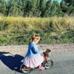 Hanna Verboom Instagram - Ik word echt enorm blij van merken die een businessmodel bedenken dat draait op recycling. @roetzbikes is zo’n merk en recyclet oude fietsframes. Toen ik een tijd geleden een fiets zocht - fietsen is nogal een ding in ons gezin momenteel:) - was de keuze dan ook snel gemaakt. In hun Fair factory mocht ik mijn eigen model en kleur kiezen, maar kreeg ook gelijk een goede indruk van hoe ze werken. Ik kon daar met eigen ogen zien hoe alles wordt hergebruikt en samengesteld. @roetzbikes werkt in hun fabriek met mensen met een afstand tot de arbeidsmarkt en daarbij is het cirkeltje - wieltje- rond 🤓😂 Onlangs ook Jacky leren fietsen. Ze rijdt nu de hele dijk af, zo stoer!! 🚲🚲🚲