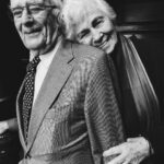 Hanna Verboom Instagram - Mijn allerliefste opa is vandaag 97 jaar geworden. Ik ben zo dankbaar dat hij er nog is. Opa is 68 jaar getrouwd met mijn oma. Zijn advies telkens weer, ook als ik het zelf even niet weet en hem bel: ‘Aanvaard elkaar. Probeer de ander niet te veranderen maar luister’ Zijn stem echoed zo vaak door mijn hoofd. Wat een rijkdom om ouderen om ons heen te hebben die ons hun doorleefde wijsheden toe fluisteren als we het zelf niet meer weten 🙏🏻♥️