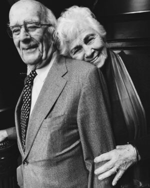 Hanna Verboom Instagram - Mijn allerliefste opa is vandaag 97 jaar geworden. Ik ben zo dankbaar dat hij er nog is. Opa is 68 jaar getrouwd met mijn oma. Zijn advies telkens weer, ook als ik het zelf even niet weet en hem bel: ‘Aanvaard elkaar. Probeer de ander niet te veranderen maar luister’ Zijn stem echoed zo vaak door mijn hoofd. Wat een rijkdom om ouderen om ons heen te hebben die ons hun doorleefde wijsheden toe fluisteren als we het zelf niet meer weten 🙏🏻♥️