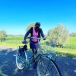 Hanna Verboom Instagram - Ik word echt enorm blij van merken die een businessmodel bedenken dat draait op recycling. @roetzbikes is zo’n merk en recyclet oude fietsframes. Toen ik een tijd geleden een fiets zocht - fietsen is nogal een ding in ons gezin momenteel:) - was de keuze dan ook snel gemaakt. In hun Fair factory mocht ik mijn eigen model en kleur kiezen, maar kreeg ook gelijk een goede indruk van hoe ze werken. Ik kon daar met eigen ogen zien hoe alles wordt hergebruikt en samengesteld. @roetzbikes werkt in hun fabriek met mensen met een afstand tot de arbeidsmarkt en daarbij is het cirkeltje - wieltje- rond 🤓😂 Onlangs ook Jacky leren fietsen. Ze rijdt nu de hele dijk af, zo stoer!! 🚲🚲🚲