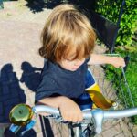 Hanna Verboom Instagram - Ik word echt enorm blij van merken die een businessmodel bedenken dat draait op recycling. @roetzbikes is zo’n merk en recyclet oude fietsframes. Toen ik een tijd geleden een fiets zocht - fietsen is nogal een ding in ons gezin momenteel:) - was de keuze dan ook snel gemaakt. In hun Fair factory mocht ik mijn eigen model en kleur kiezen, maar kreeg ook gelijk een goede indruk van hoe ze werken. Ik kon daar met eigen ogen zien hoe alles wordt hergebruikt en samengesteld. @roetzbikes werkt in hun fabriek met mensen met een afstand tot de arbeidsmarkt en daarbij is het cirkeltje - wieltje- rond 🤓😂 Onlangs ook Jacky leren fietsen. Ze rijdt nu de hele dijk af, zo stoer!! 🚲🚲🚲