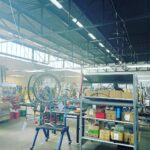 Hanna Verboom Instagram - Ik word echt enorm blij van merken die een businessmodel bedenken dat draait op recycling. @roetzbikes is zo’n merk en recyclet oude fietsframes. Toen ik een tijd geleden een fiets zocht - fietsen is nogal een ding in ons gezin momenteel:) - was de keuze dan ook snel gemaakt. In hun Fair factory mocht ik mijn eigen model en kleur kiezen, maar kreeg ook gelijk een goede indruk van hoe ze werken. Ik kon daar met eigen ogen zien hoe alles wordt hergebruikt en samengesteld. @roetzbikes werkt in hun fabriek met mensen met een afstand tot de arbeidsmarkt en daarbij is het cirkeltje - wieltje- rond 🤓😂 Onlangs ook Jacky leren fietsen. Ze rijdt nu de hele dijk af, zo stoer!! 🚲🚲🚲