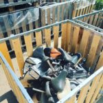 Hanna Verboom Instagram - Ik word echt enorm blij van merken die een businessmodel bedenken dat draait op recycling. @roetzbikes is zo’n merk en recyclet oude fietsframes. Toen ik een tijd geleden een fiets zocht - fietsen is nogal een ding in ons gezin momenteel:) - was de keuze dan ook snel gemaakt. In hun Fair factory mocht ik mijn eigen model en kleur kiezen, maar kreeg ook gelijk een goede indruk van hoe ze werken. Ik kon daar met eigen ogen zien hoe alles wordt hergebruikt en samengesteld. @roetzbikes werkt in hun fabriek met mensen met een afstand tot de arbeidsmarkt en daarbij is het cirkeltje - wieltje- rond 🤓😂 Onlangs ook Jacky leren fietsen. Ze rijdt nu de hele dijk af, zo stoer!! 🚲🚲🚲