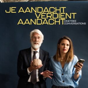 Hanna Verboom Instagram - Onze nieuwe documentaire ‘Je aandacht verdient aandacht’ gaat over onze meeste venijnige en misschien wel de grootste verslaving: die telefoon in je handen.

Zodra ik een onbewaakt moment heb, grijp ik naar mijn device en begin te scrollen op social media. Steeds vaker merk ik dat ik er overprikkeld van raak en niet kom tot wat ik echt wilde doen. 

Wat doet deze versnipperde aandacht met ons brein? Samen met neurowetenschapper @erikscherder ben ik hierin gedoken. In de nieuwe Cinetree original "Je aandacht verdient aandacht" ondervragen we mensen naar hun mediaconsumptie, en onthult Erik de impact van deze aandachtscrisis op het brein. 

Je kijkt onze gloednieuwe korte docu gratis op Cinetree! Ik ben heel benieuwd wat je ervan vindt 🙏🏼

De hele documentaire kijk je gratis via: cinetree.nl/aandacht of #linkinbio

Een @cinetreenl original 🎥 💛 
Redactie: @do_noordwijk 
Productie: @medianauts.amsterdam 
Regie: @susanneopstal 
Camera: @pietercolombijn