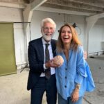 Hanna Verboom Instagram - Onze nieuwe documentaire ‘Je aandacht verdient aandacht’ gaat over onze meeste venijnige en misschien wel de grootste verslaving: die telefoon in je handen. Zodra ik een onbewaakt moment heb, grijp ik naar mijn device en begin te scrollen op social media. Steeds vaker merk ik dat ik er overprikkeld van raak en niet kom tot wat ik echt wilde doen. Wat doet deze versnipperde aandacht met ons brein? Samen met neurowetenschapper @erikscherder ben ik hierin gedoken. In de nieuwe Cinetree original "Je aandacht verdient aandacht" ondervragen we mensen naar hun mediaconsumptie, en onthult Erik de impact van deze aandachtscrisis op het brein. Je kijkt onze gloednieuwe korte docu gratis op Cinetree! Ik ben heel benieuwd wat je ervan vindt 🙏🏼 De hele documentaire kijk je gratis via: cinetree.nl/aandacht of #linkinbio Een @cinetreenl original 🎥 💛 Redactie: @do_noordwijk Productie: @medianauts.amsterdam Regie: @susanneopstal Camera: @pietercolombijn