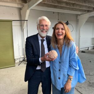Hanna Verboom Instagram - Onze nieuwe documentaire ‘Je aandacht verdient aandacht’ gaat over onze meeste venijnige en misschien wel de grootste verslaving: die telefoon in je handen.

Zodra ik een onbewaakt moment heb, grijp ik naar mijn device en begin te scrollen op social media. Steeds vaker merk ik dat ik er overprikkeld van raak en niet kom tot wat ik echt wilde doen. 

Wat doet deze versnipperde aandacht met ons brein? Samen met neurowetenschapper @erikscherder ben ik hierin gedoken. In de nieuwe Cinetree original "Je aandacht verdient aandacht" ondervragen we mensen naar hun mediaconsumptie, en onthult Erik de impact van deze aandachtscrisis op het brein. 

Je kijkt onze gloednieuwe korte docu gratis op Cinetree! Ik ben heel benieuwd wat je ervan vindt 🙏🏼

De hele documentaire kijk je gratis via: cinetree.nl/aandacht of #linkinbio

Een @cinetreenl original 🎥 💛 
Redactie: @do_noordwijk 
Productie: @medianauts.amsterdam 
Regie: @susanneopstal 
Camera: @pietercolombijn