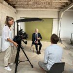 Hanna Verboom Instagram - Onze nieuwe documentaire ‘Je aandacht verdient aandacht’ gaat over onze meeste venijnige en misschien wel de grootste verslaving: die telefoon in je handen. Zodra ik een onbewaakt moment heb, grijp ik naar mijn device en begin te scrollen op social media. Steeds vaker merk ik dat ik er overprikkeld van raak en niet kom tot wat ik echt wilde doen. Wat doet deze versnipperde aandacht met ons brein? Samen met neurowetenschapper @erikscherder ben ik hierin gedoken. In de nieuwe Cinetree original "Je aandacht verdient aandacht" ondervragen we mensen naar hun mediaconsumptie, en onthult Erik de impact van deze aandachtscrisis op het brein. Je kijkt onze gloednieuwe korte docu gratis op Cinetree! Ik ben heel benieuwd wat je ervan vindt 🙏🏼 De hele documentaire kijk je gratis via: cinetree.nl/aandacht of #linkinbio Een @cinetreenl original 🎥 💛 Redactie: @do_noordwijk Productie: @medianauts.amsterdam Regie: @susanneopstal Camera: @pietercolombijn