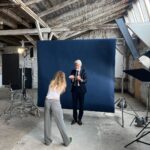 Hanna Verboom Instagram - Onze nieuwe documentaire ‘Je aandacht verdient aandacht’ gaat over onze meeste venijnige en misschien wel de grootste verslaving: die telefoon in je handen. Zodra ik een onbewaakt moment heb, grijp ik naar mijn device en begin te scrollen op social media. Steeds vaker merk ik dat ik er overprikkeld van raak en niet kom tot wat ik echt wilde doen. Wat doet deze versnipperde aandacht met ons brein? Samen met neurowetenschapper @erikscherder ben ik hierin gedoken. In de nieuwe Cinetree original "Je aandacht verdient aandacht" ondervragen we mensen naar hun mediaconsumptie, en onthult Erik de impact van deze aandachtscrisis op het brein. Je kijkt onze gloednieuwe korte docu gratis op Cinetree! Ik ben heel benieuwd wat je ervan vindt 🙏🏼 De hele documentaire kijk je gratis via: cinetree.nl/aandacht of #linkinbio Een @cinetreenl original 🎥 💛 Redactie: @do_noordwijk Productie: @medianauts.amsterdam Regie: @susanneopstal Camera: @pietercolombijn