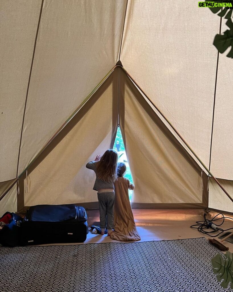 Hanna Verboom Instagram - De leven ⛺️🐙🧊 . dank @wiebeotten voor het ijsbad en Tjitte en Floortje voor het creëren van deze mooie plek @campingbuitenland 🫶 Drenthe