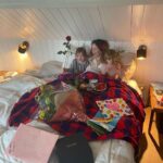 Hanna Verboom Instagram - Dit weekend werd ik 40, dansten we tot de sterren wakker werden en vierden we het leven - natuurlijk ook met tranen en een nieuwjaarsduik. Dank 40 jaar voor alles wat je me hebt gegeven, gekost en geleerd en dank voor alles wat komen gaat. Maar nog belangrijker - voor wat is. Het meest dankbaar ben ik voor mijn kindjes, mijn lief en de mensen om me heen - de grond onder m’n voeten ♥️🦋🎂