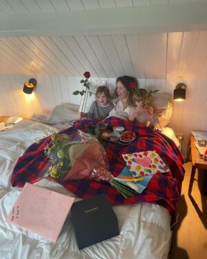 Hanna Verboom Instagram - Dit weekend werd ik 40, dansten we tot de sterren wakker werden en vierden we het leven - natuurlijk ook met tranen en een nieuwjaarsduik. Dank 40 jaar voor alles wat je me hebt gegeven, gekost en geleerd en dank voor alles wat komen gaat. Maar nog belangrijker - voor wat is. Het meest dankbaar ben ik voor mijn kindjes, mijn lief en de mensen om me heen - de grond onder m’n voeten ♥️🦋🎂