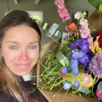 Hanna Verboom Instagram - Dit weekend werd ik 40, dansten we tot de sterren wakker werden en vierden we het leven - natuurlijk ook met tranen en een nieuwjaarsduik. Dank 40 jaar voor alles wat je me hebt gegeven, gekost en geleerd en dank voor alles wat komen gaat. Maar nog belangrijker - voor wat is. Het meest dankbaar ben ik voor mijn kindjes, mijn lief en de mensen om me heen - de grond onder m’n voeten ♥️🦋🎂