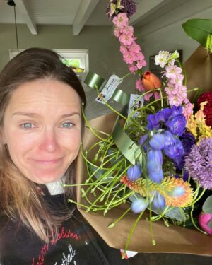 Hanna Verboom Instagram - Dit weekend werd ik 40, dansten we tot de sterren wakker werden en vierden we het leven - natuurlijk ook met tranen en een nieuwjaarsduik. Dank 40 jaar voor alles wat je me hebt gegeven, gekost en geleerd en dank voor alles wat komen gaat. Maar nog belangrijker - voor wat is. Het meest dankbaar ben ik voor mijn kindjes, mijn lief en de mensen om me heen - de grond onder m’n voeten ♥️🦋🎂