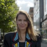 Hanna Verboom Instagram - Wist je dat 80% van de producten in onze supermarkten ongezond is? Sterker nog, gezond eten wordt alsmaar duurder terwijl ongezond eten relatief goedkoop blijft. Je ziet gewoon dat we op verschillende lagen een systeem hebben gecreëerd, waarin ongezonde keuzes aantrekkelijk gemaakt worden. En hierdoor wordt het heel moeilijk voor ons en voor onze kinderen om gezonde keuzes te maken en dat heeft dan weer een gigantisch grote invloed op onze (mentale) gezondheid. Hierover heb ik samen met o.a. de @hartstichting @renzeklamer en @diabetesfonds een serie aan korte docu’s over gemaakt. Binnenkort gaan we live maar op www.opzoeknaargezond.nl kan je alvast meer info en feiten uit onze research terug vinden. Oh ja en slide naar rechts voor mijn eigen ‘gezondeten’ productie 😂 Getting there! 🥕🌽🥦 #opzoeknaargezond van @gezondegeneratie is een initiatief van @diabetesfonds @Hartstichting @mldstichting @nierstichting_nederland en partners, samen op weg naar een #gezondegeneratie. Lees meer op www.opzoeknaargezond.nl.