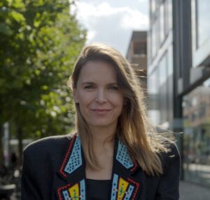 Hanna Verboom Instagram - Wist je dat 80% van de producten in onze supermarkten ongezond is? Sterker nog, gezond eten wordt alsmaar duurder terwijl ongezond eten relatief goedkoop blijft. Je ziet gewoon dat we op verschillende lagen een systeem hebben gecreëerd, waarin ongezonde keuzes aantrekkelijk gemaakt worden. En hierdoor wordt het heel moeilijk voor ons en voor onze kinderen om gezonde keuzes te maken en dat heeft dan weer een gigantisch grote invloed op onze (mentale) gezondheid. Hierover heb ik samen met o.a. de @hartstichting @renzeklamer en @diabetesfonds een serie aan korte docu’s over gemaakt. Binnenkort gaan we live maar op www.opzoeknaargezond.nl kan je alvast meer info en feiten uit onze research terug vinden. Oh ja en slide naar rechts voor mijn eigen ‘gezondeten’ productie 😂 Getting there! 🥕🌽🥦

#opzoeknaargezond van @gezondegeneratie is een initiatief van @diabetesfonds @Hartstichting @mldstichting @nierstichting_nederland en partners, samen op weg naar een #gezondegeneratie. Lees meer op www.opzoeknaargezond.nl.